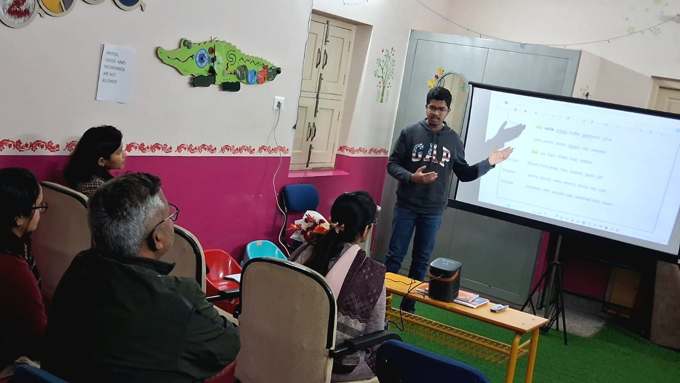 Vedant Agrawal running a ClearRead workshop for parents at an occupational therapy clinic